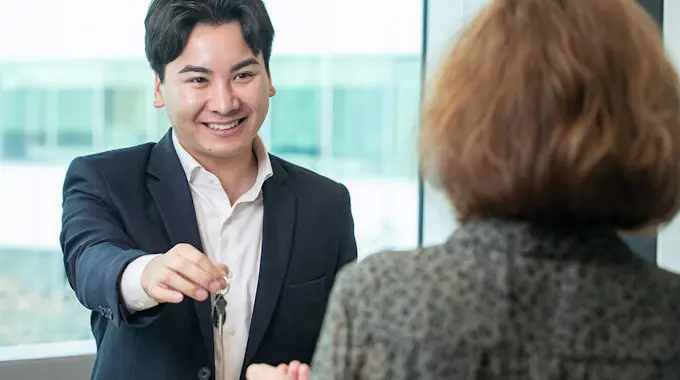 Real estate salesperson mobil image